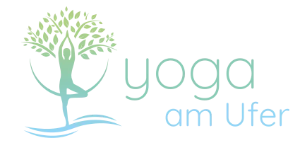 Logo von Yoga am Ufer mit Baum, Wasserwellen und Yoga-Figur