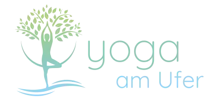 Logo von Yoga am Ufer mit Baum, Wasserwellen und Yoga-Figur