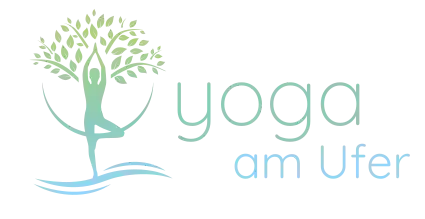 Logo von Yoga am Ufer mit Baum, Wasserwellen und Yoga-Figur